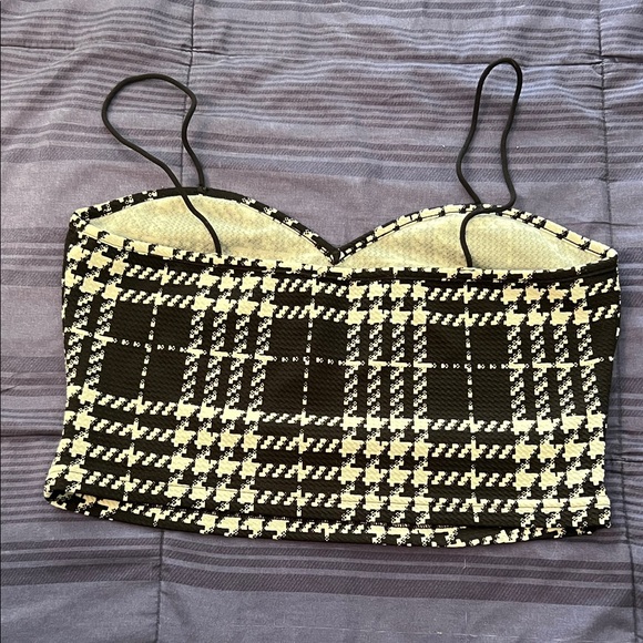 Stylish Black and White Plaid Women's Crop Top - Picture 2 of 3